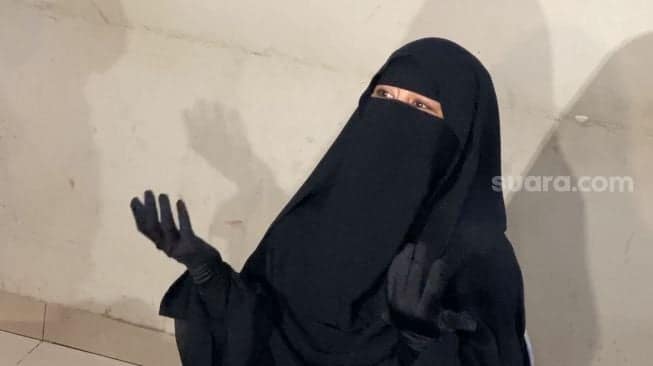 Tetap Berzikir Meski Sedang Jadi Bintang Tamu Podcast, Umi Pipik Banjir Pujian: Hatinya Fokus ke Allah